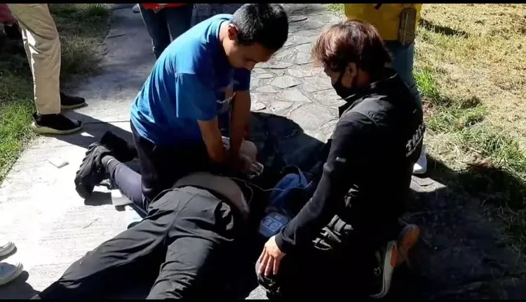 來自中壢的女性遊客突人昏倒，保育員獲報趕往現場急救。民眾提供