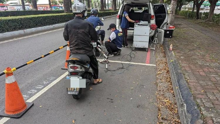 空氣品質不佳，環保局加強機車路攔排煙檢測。環保局提供