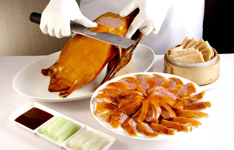 台南遠東香格里拉醉月樓「一鴨三吃饗樂券組 」不限平假日使用，需提前三天預訂。台南遠東香格里拉提供