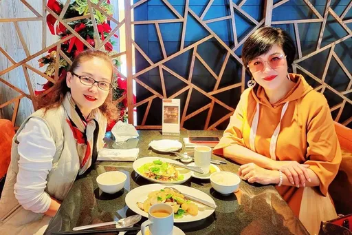 王淑娟25年前醉上「崔佩儀老公」的床 如今同桌敘舊:我們的福氣