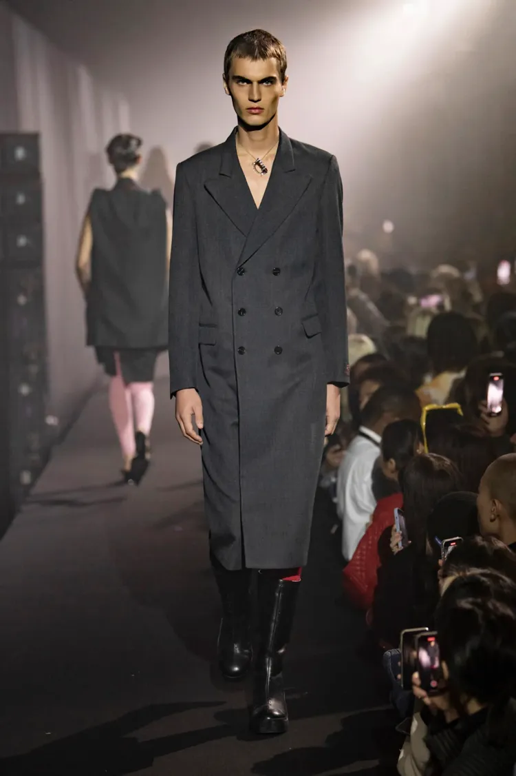 RAF SIMONS於今年10月發表的2023春夏系列男女裝，會是品牌推出的最後一季。翻攝RAF SIMONS官網