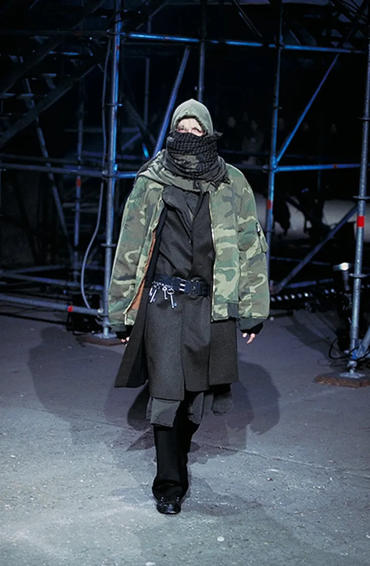 RAF SIMONS早期的作品中，洋溢著青春不安於室的躁動。翻攝《VOGUE RUNWAY》網站