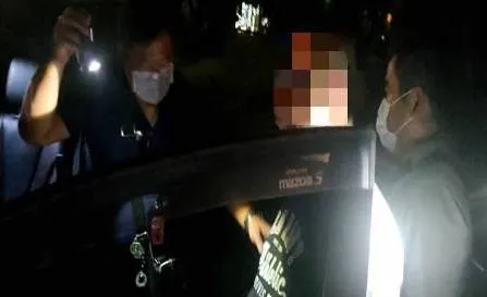 警方在車內發現楊男及領贖金的人，全部帶回警所偵辦。民眾提供