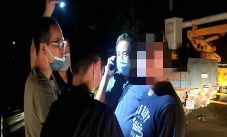 楊男起初還堅稱，遭到他人押走。民眾提供