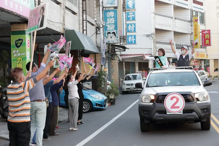 陳時中到彰化陪黃秀芳車隊掃街，民眾反應熱烈。黃秀芳競總提供