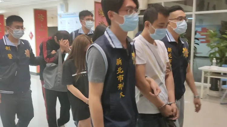 蝦董與廖姓女友在偷渡前被逮捕，警方偵訊後移送法辦。黃子騰攝