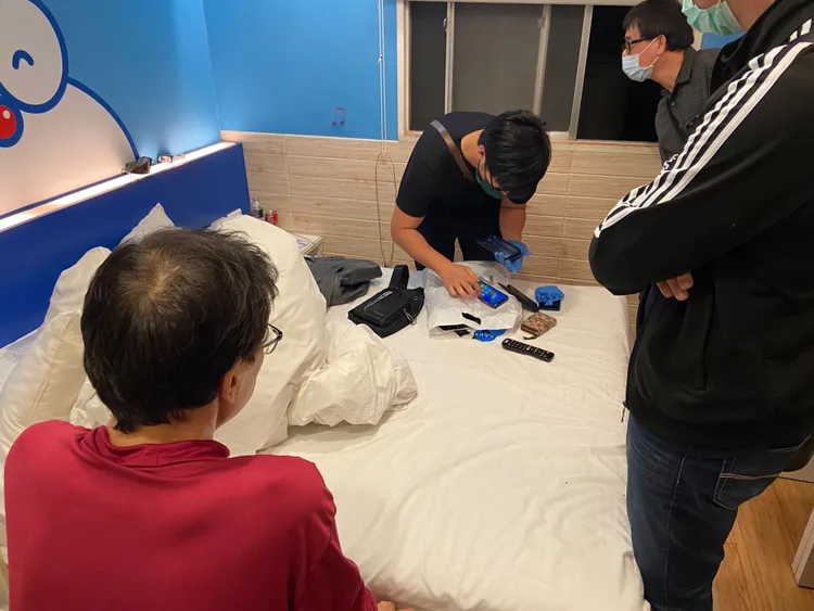 警方昨晚逮捕鄭男（紅衣），其為詐團內負責拍攝被拘禁的被害人。翻攝畫面