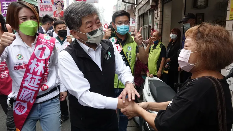 管碧玲替陳時中反擊，稱徐巧芯「那麼敢拿著開山刀亂砍」。莊宗達攝