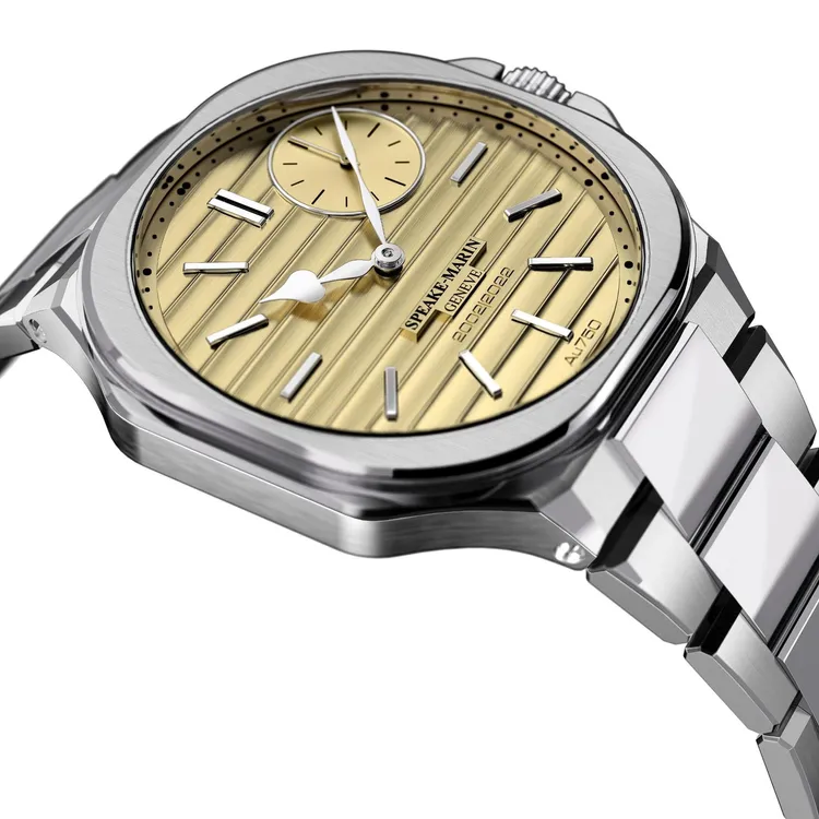 面盤以18K金做出波浪刻紋設計。品牌提供