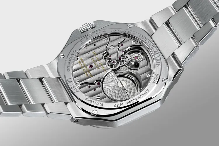 透明錶底蓋可見經噴砂與緞面拋光、鍍銠等工序處理的自動盤。品牌提供