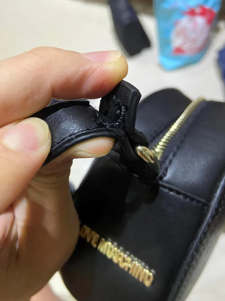 女友發現包包壞得很誇張。翻攝爆料公社