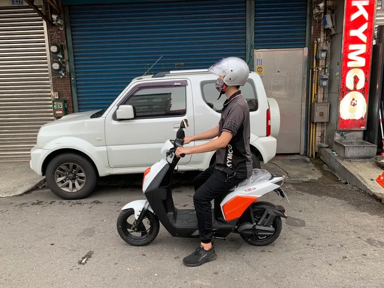 年滿14歲才能騎乘微型電動二輪車，要配戴安全帽，且不得載人。