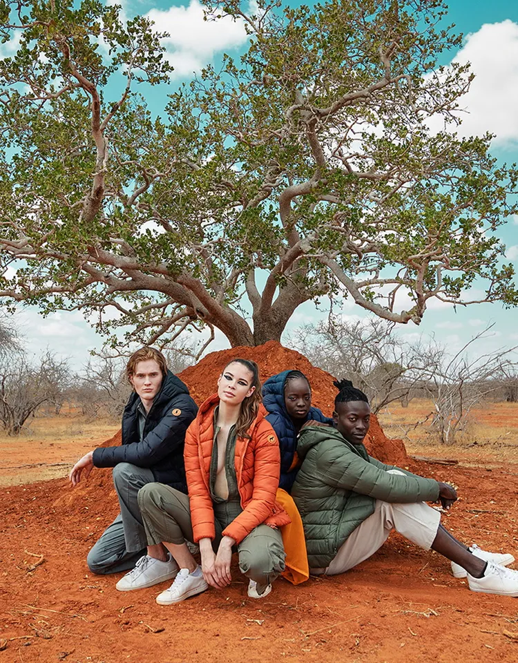 Save The Duck攜手美國野生救援組織Wildaid推出聯名服飾，將Save The Duck的鴨鴨標誌，改以犀牛、老虎、企鵝、獅子或大象圖案，以此提升各界對這些動物保育的關注。品牌提供