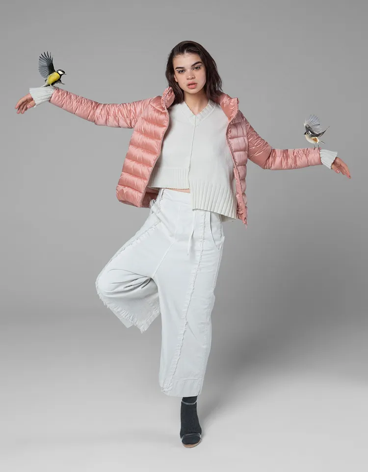 Save The Duck 2022秋冬系列以「Feathers Are For Birds」為主題，藉設計提醒世人對羽絨來源與取得方式的重視。品牌提供