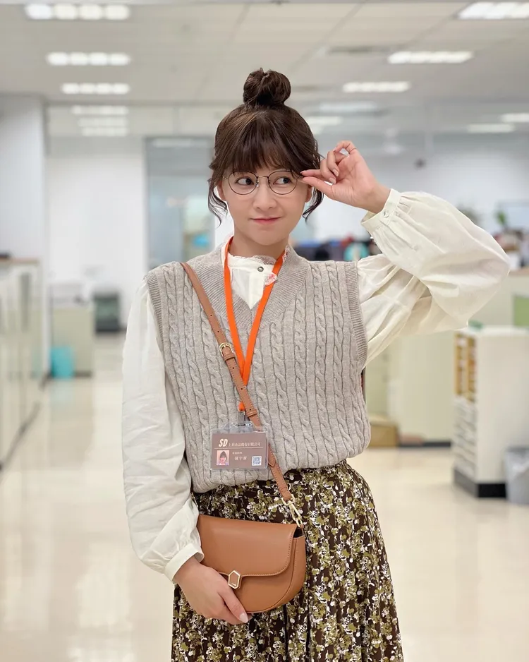 謝京穎改戴眼鏡。民視提供