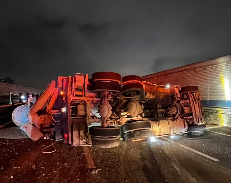 預拌混凝土車翻覆。國道警方提供