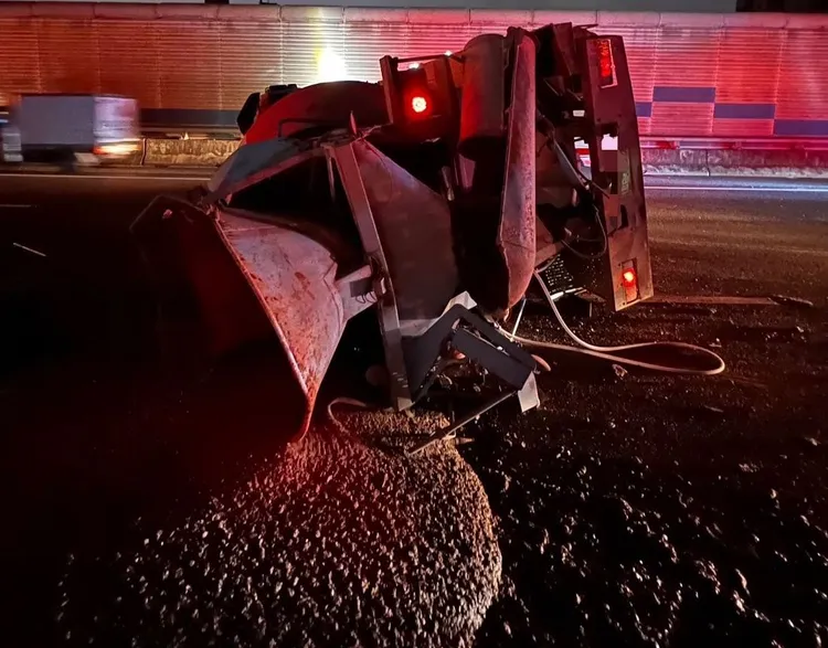 水泥洩漏一地。國道警方提供