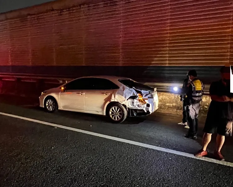 遭追撞的小客車。國道警方提供