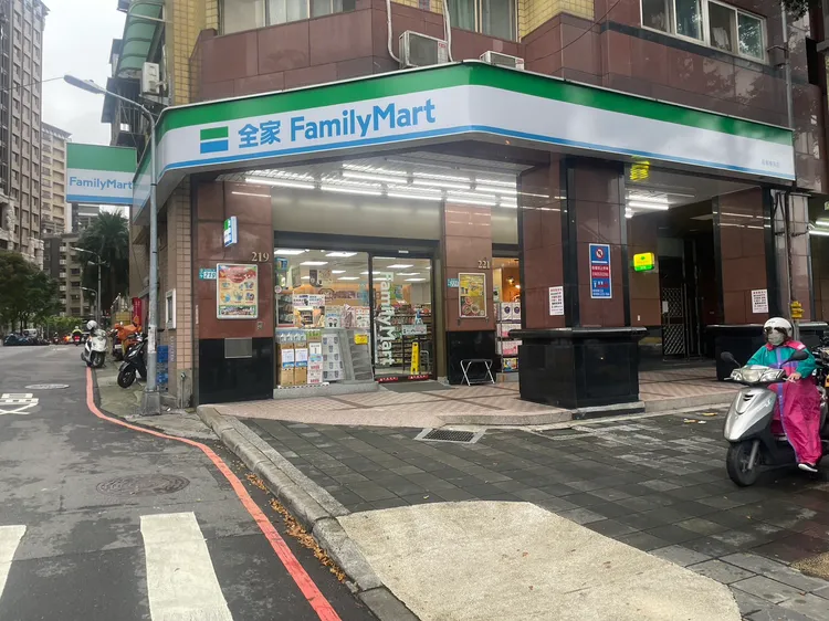 徐女經營網拍，當晚要付款給國外廠商又要回應客人訊息，在超商領錢後就急忙離去，將1萬6房留在提款機內。陸運陞攝