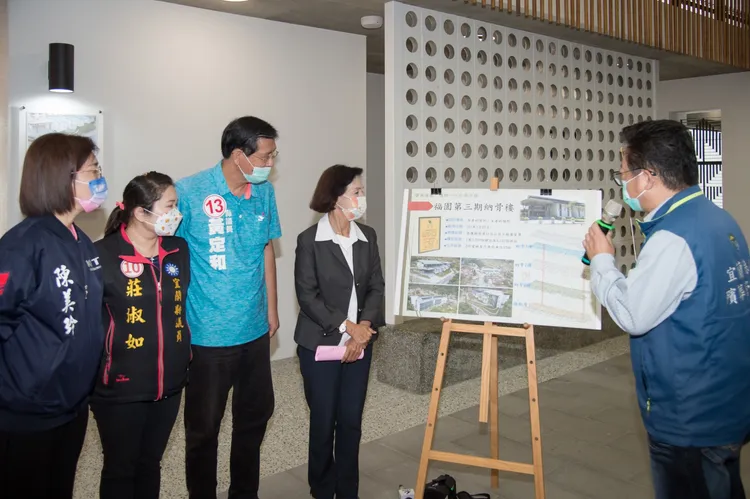 林姿妙聽取縣府殯葬管理所簡報，了解福園後續規劃情形。縣府提供