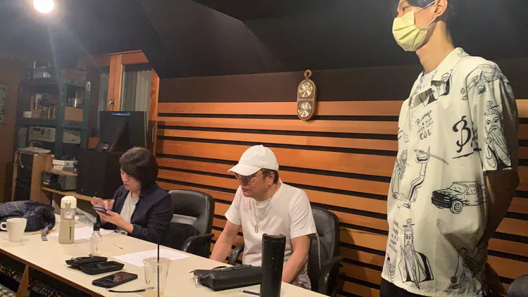 黃浩庭首次錄音，老爸在一旁盯場。夕陽音樂提供