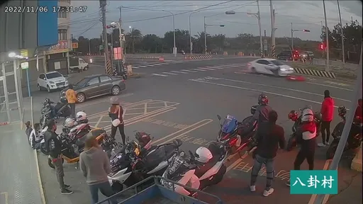 電動車路口突迴轉遭撞 驚悚影片!他彈擋風玻璃再墜地