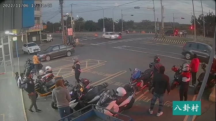 紅色電動自行車迴轉遭轎車撞上。翻攝臉書社團「八卦村-行車紀錄器影片上傳中心」