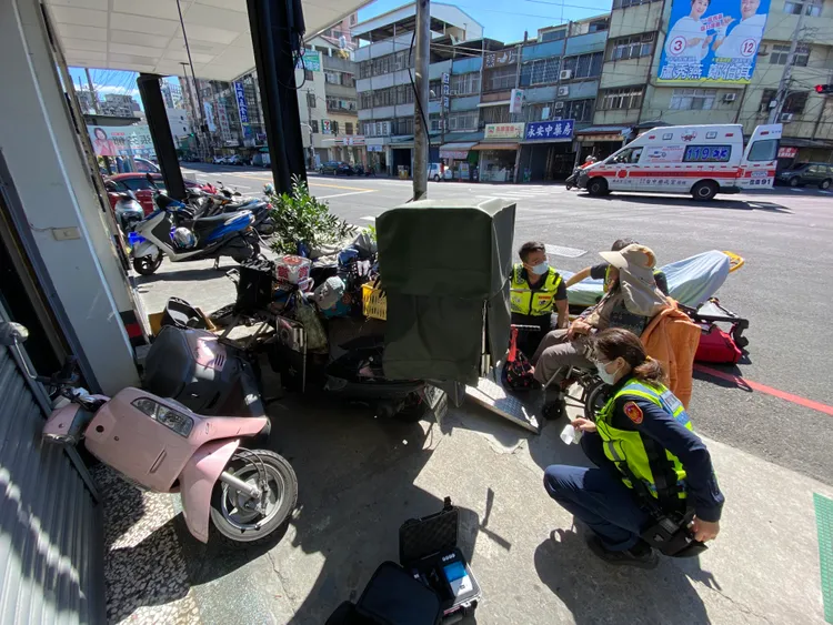 鄒女撞進騎樓。張喆喜攝