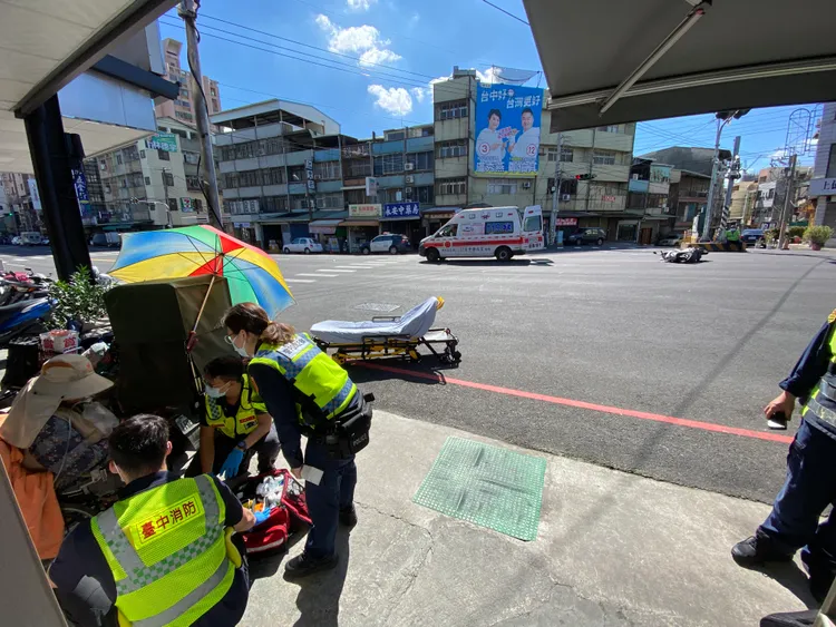 消防局到場檢傷。張喆喜攝