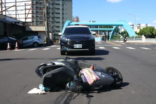 獨家|霍爾城堡有片!輪椅殘障「戰車」闖紅燈擊落機車 婦腰傷對方腿骨折