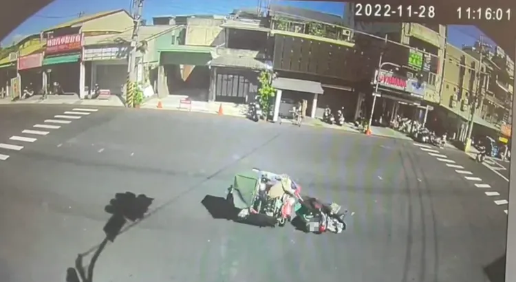 雙方在T字路口發生碰撞。讀者提供