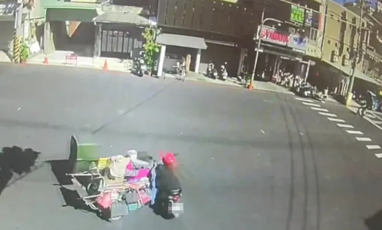 鄒姓老婦騎著「輪椅直上型」改裝殘障機車闖紅燈發生車禍。讀者提供