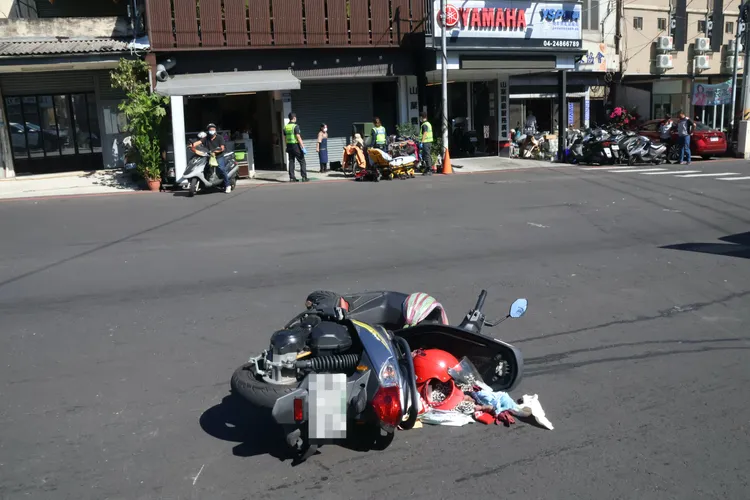 林女遭殘障車撞上後車體嚴重毀損。張喆喜攝
