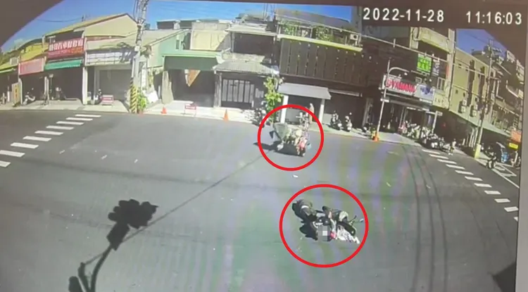 鄒姓女子（紅圈處）失控衝到對向民宅，林女被撞後右小腿骨折。讀者提供