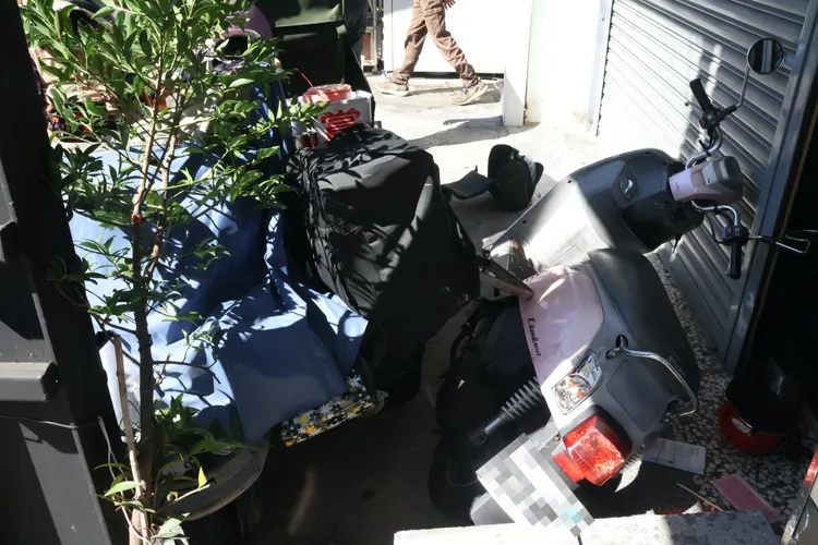 波及機車及盆栽。張喆喜攝