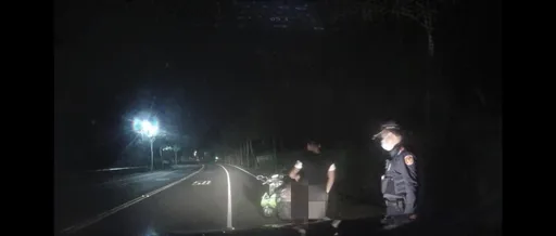 機車沒油向警招手!「老朋友」自投羅網 上巡邏車被載去這地方