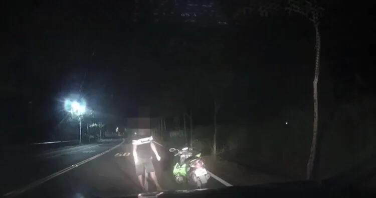 警方請邱男將機車停靠路旁，坐上巡邏車載他拿桶子去加油。警方提供