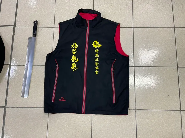 警方查獲嫌犯的犯案外套和西瓜刀。警方提供