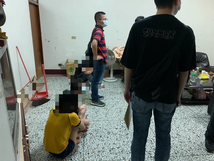 警方指有共犯原本只是販賣帳戶，結果被誘騙到大湖後，控制在透天厝。警方提供