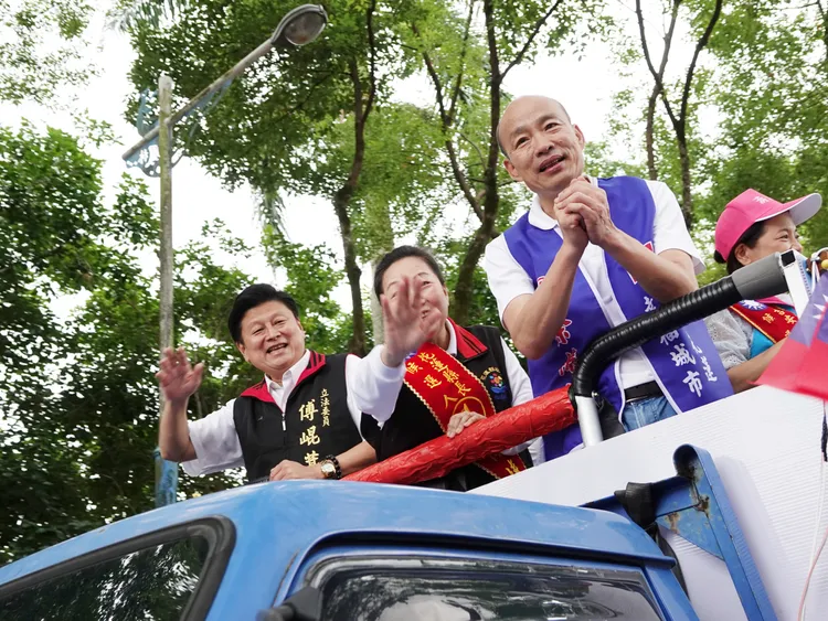 韓國瑜站上宣傳車陪徐榛蔚掃街。黃瑞娟攝