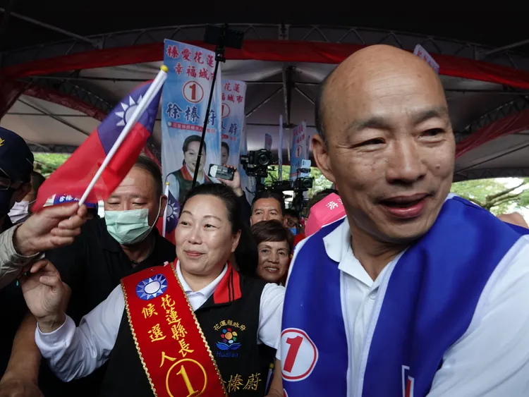 支持群眾瘋狂簇擁徐榛蔚及韓國瑜。黃瑞娟攝