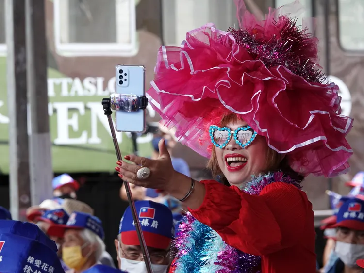 韓粉全身穿得紅吱吱。黃瑞娟攝