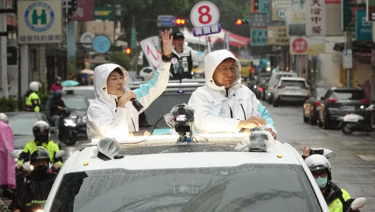 柯文哲陪同黃珊珊、小雞車掃。莊宗達攝