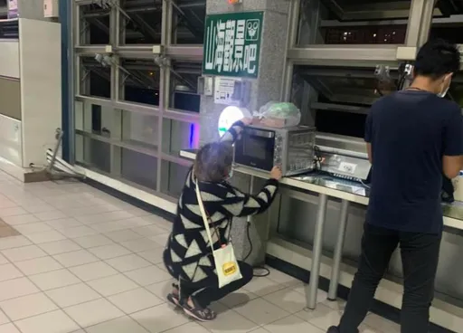 公共充電區奇景!大媽帶微波爐到火車站使用 網譏:苗栗國新玩法