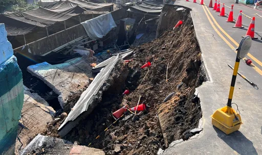 怪聲頻傳！樹林道路突坍方　一車道瞬間消失成天坑