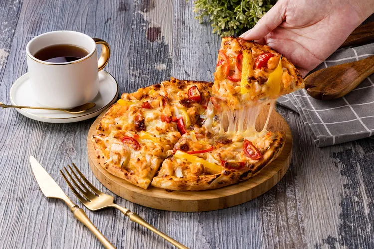 8吋瑪格麗特鮭魚披薩定價268元，台中勤美綠園道店限定。業者提供