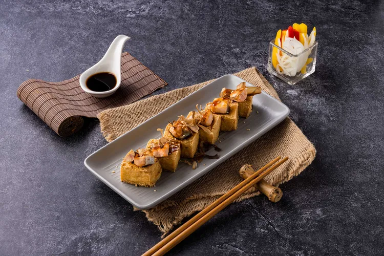 蒲燒鮭魚炸豆腐定價180元，台中勤美綠園道店限定。業者提供