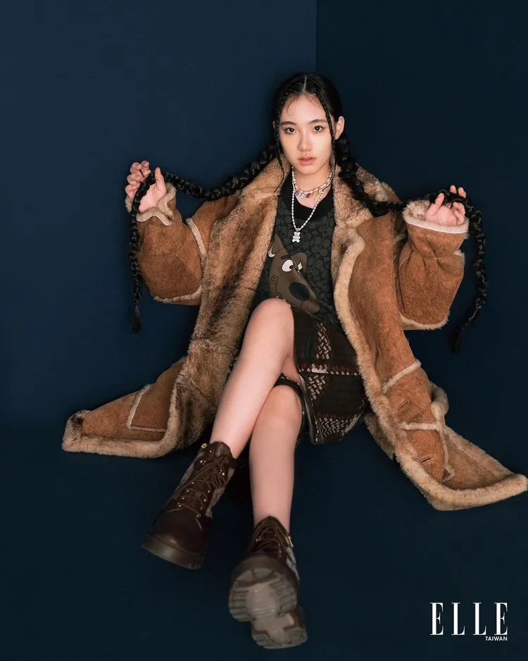 Lily身穿COACH服飾搭配APM Monaco飾品，展現青春活力。翻攝lilyhsuuuu IG