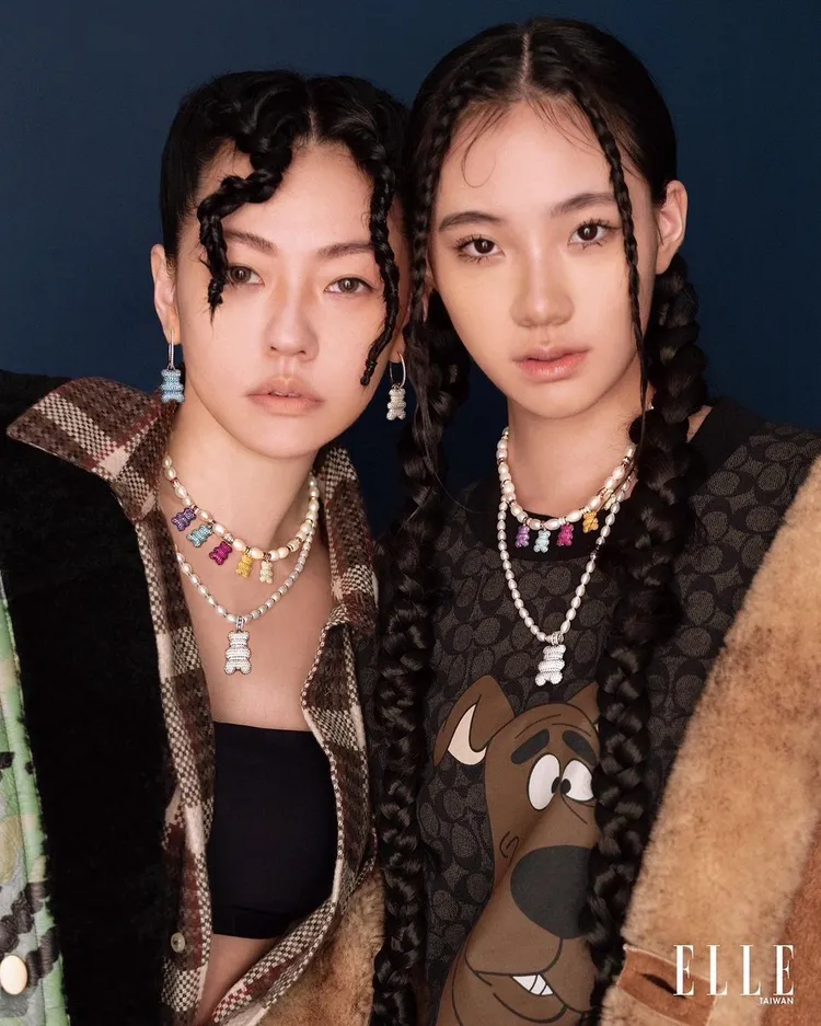 小S（右）和二女兒Lily合體拍封面，被網友形容嘴巴長得一模一樣。翻攝lilyhsuuuu