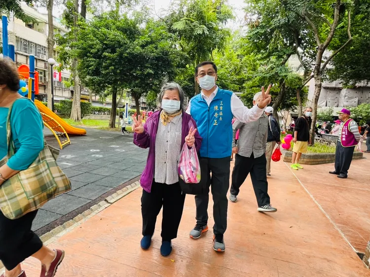 三重區公所區長陳奇正表示，此次全面改善及花台綠美化，將有助市民朋友走入公園，一起在健康步道健走。三重區公所提供